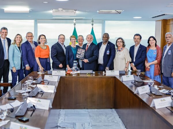 Presidente Lula recebe comitiva da CNTE, FNE e IE no segundo dia da Conae 2024